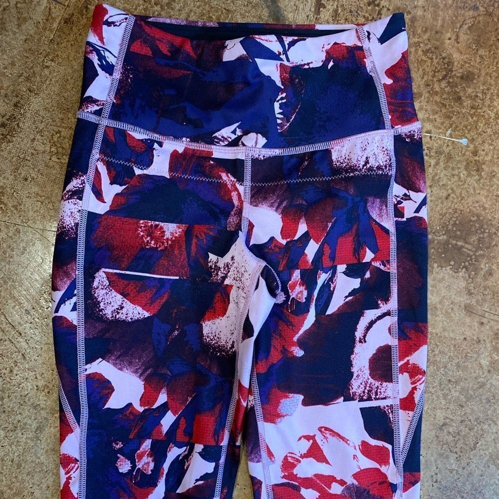 LUCY Activewear 7/8 length pink geometric print leggings‎